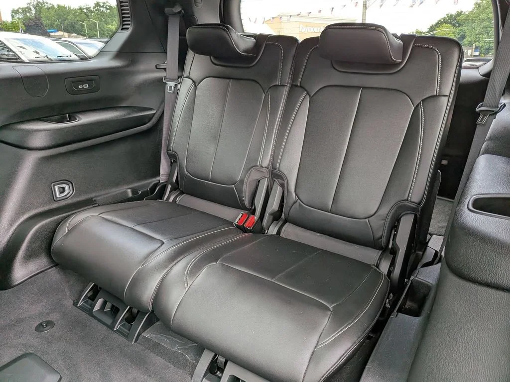 Used 2025 Silver Jeep Limited image 28