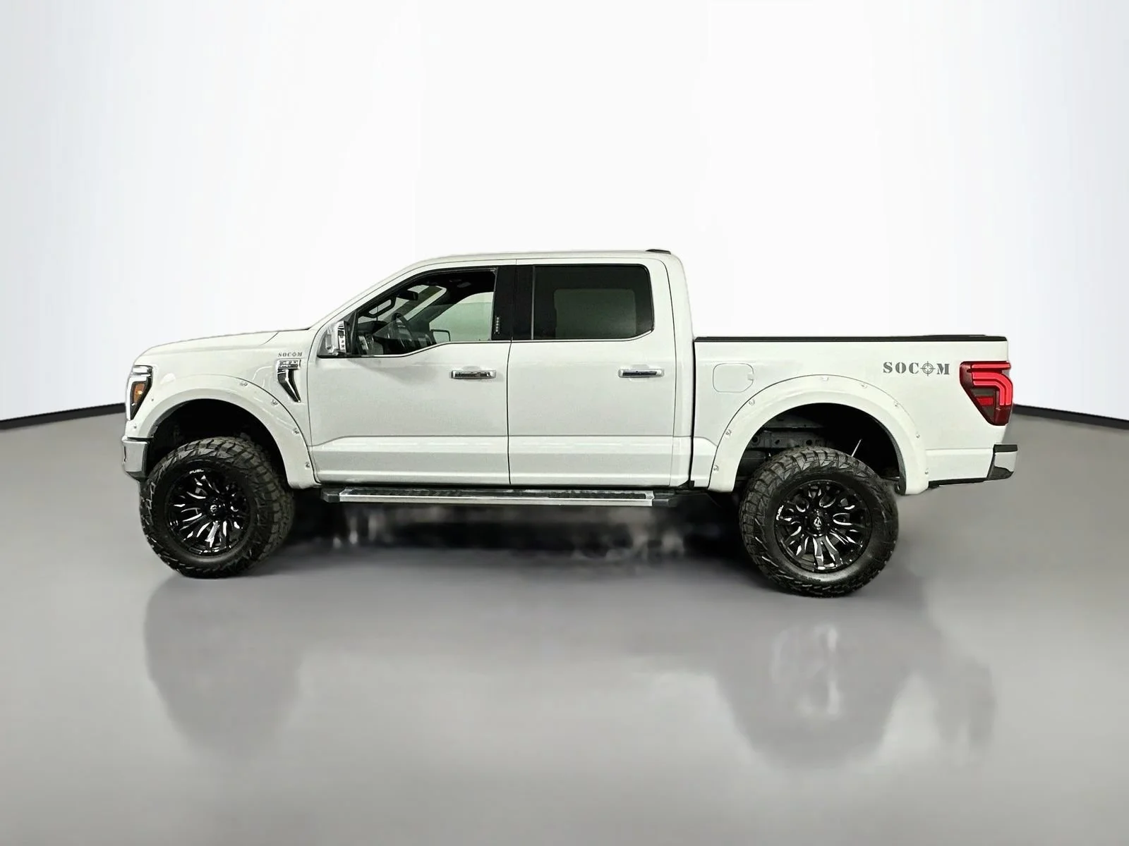 Used 2024 White Ford LARIAT image 5