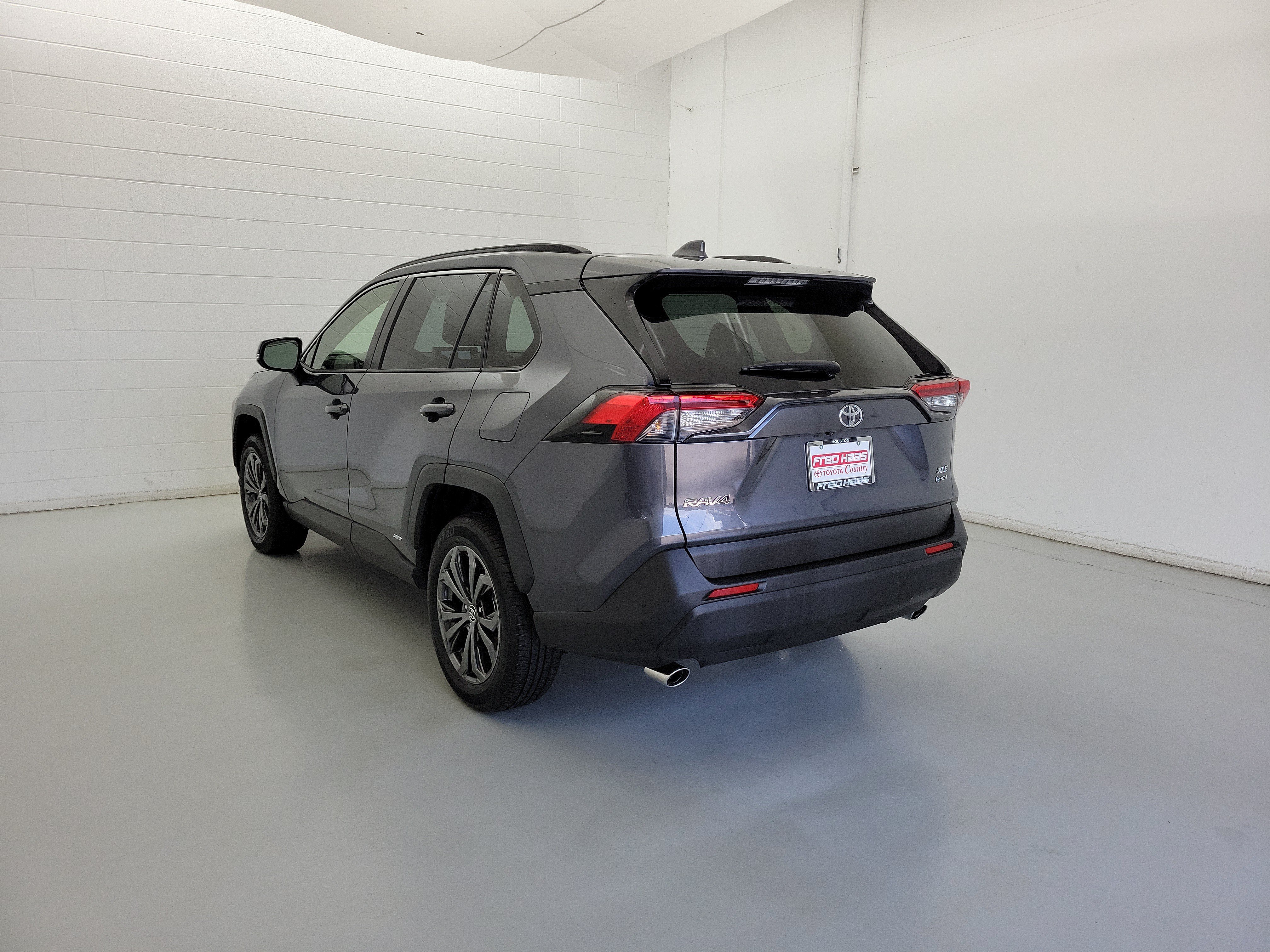 Used 2025 Magnetic Gray Metallic Toyota XLE Premium image 7