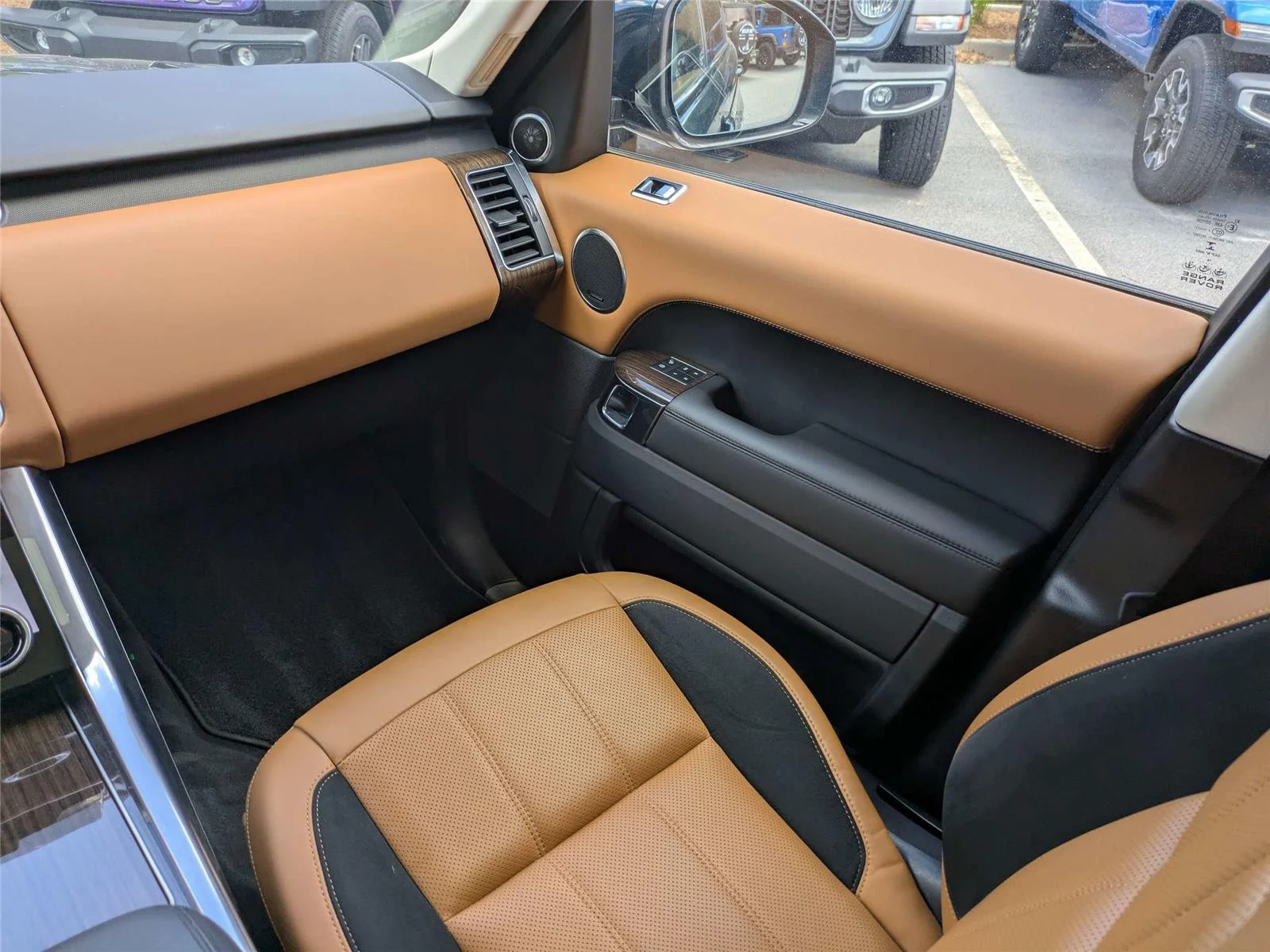 Used 2019 British Racing Green Metallic Land Rover Dynamic image 19