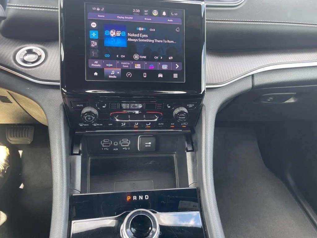 Used 2025 Silver Jeep Altitude image 18
