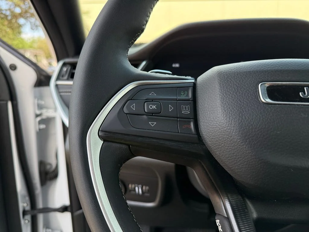 Used 2025 White Jeep Altitude image 24