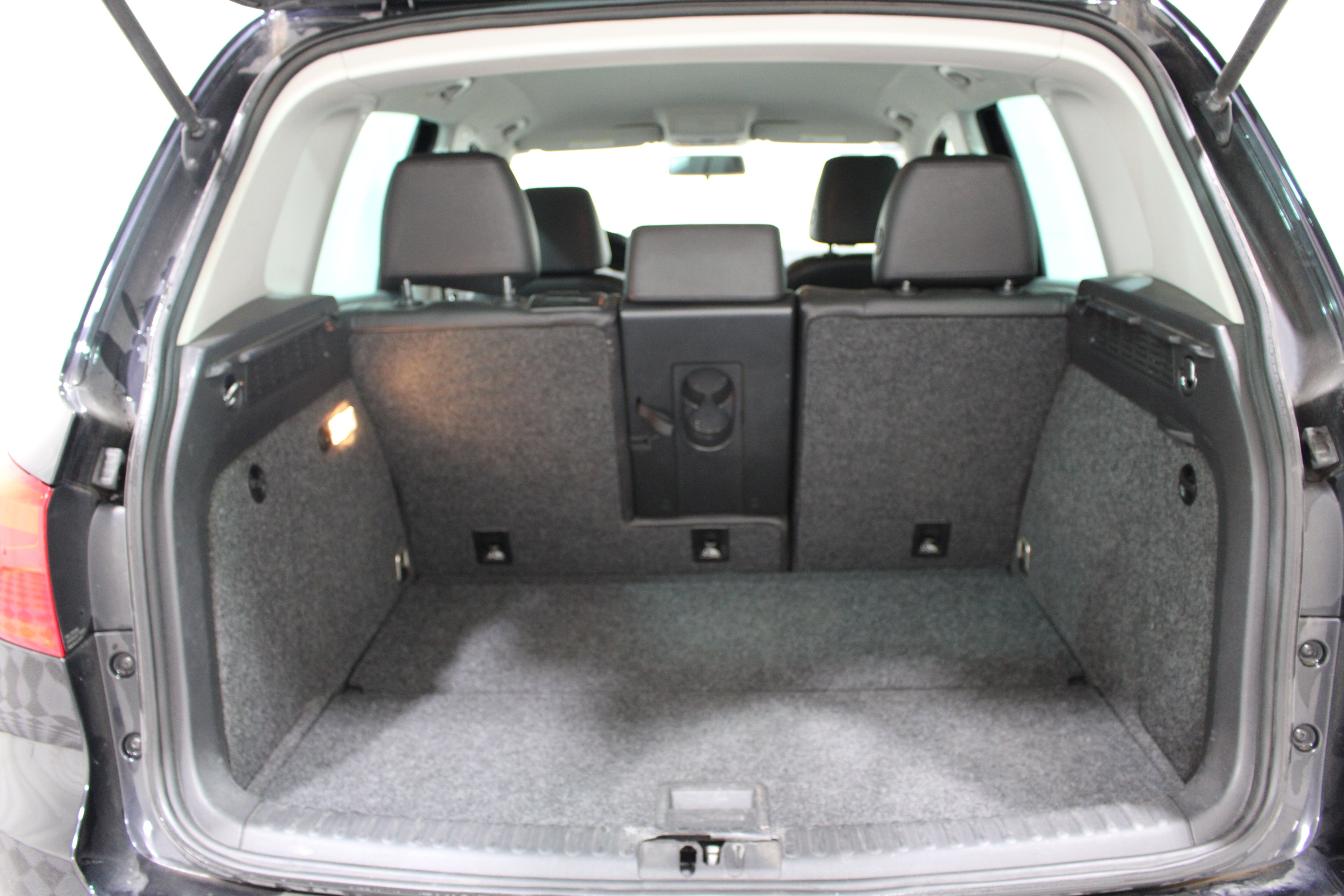 Used 2014 Deep Black Pearl Volkswagen SE image 18