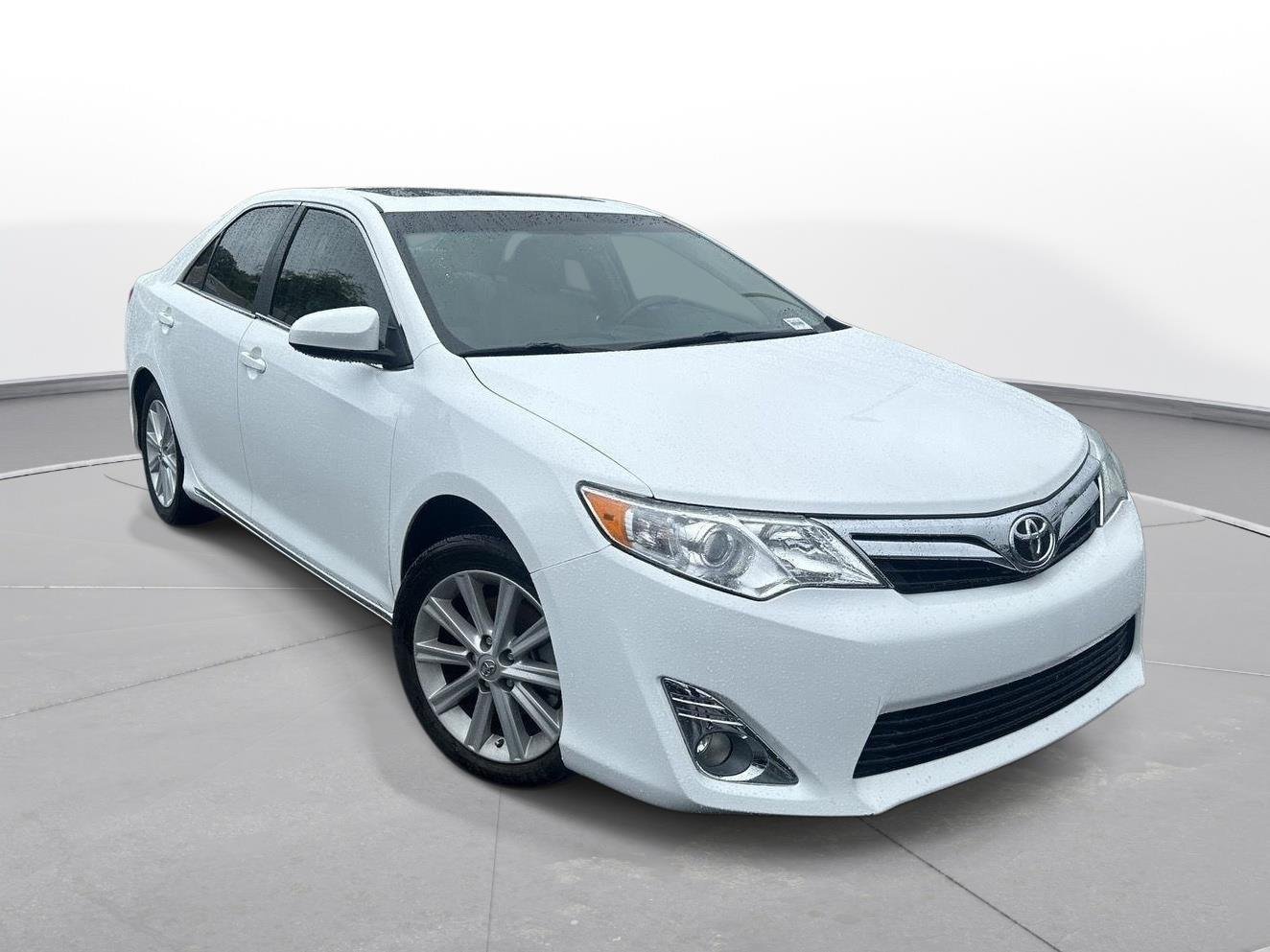 Used 2012 Super White Toyota XLE image 4