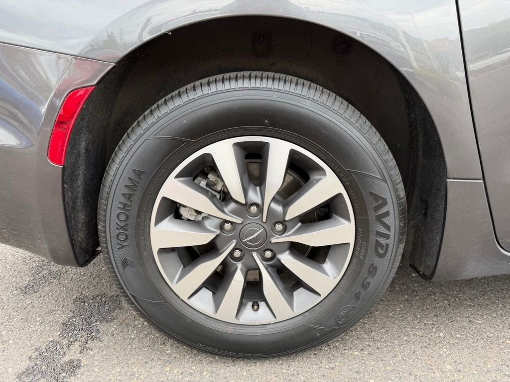 Used 2022 Granite Crystal Metallic Clearcoat Chrysler Limited image 9
