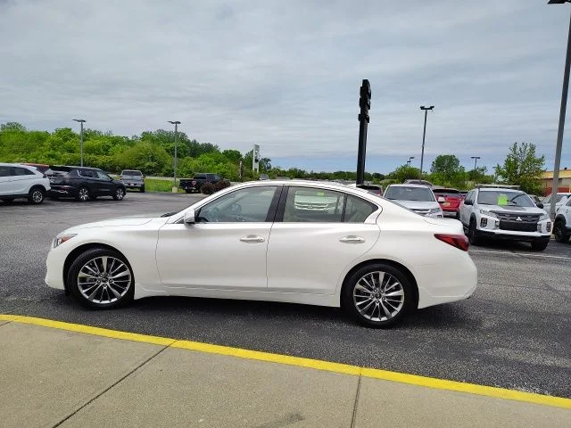 Used 2022 White INFINITI LUXE image 4