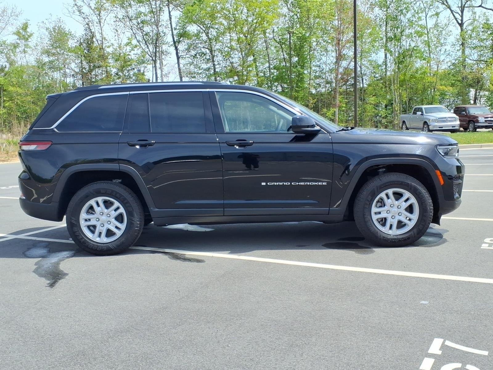 Used 2023 Diamond Black Crystal Pearlcoat Jeep Laredo image 8