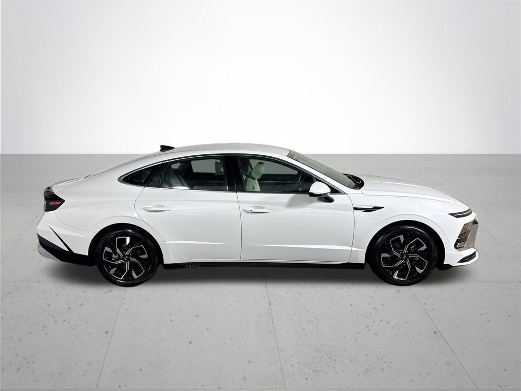 Used 2025 White Hyundai SEL image 5