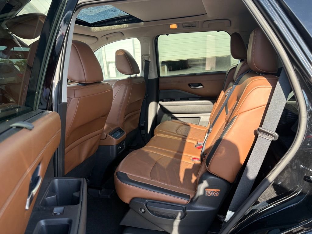 Used 2023 Black Nissan Platinum image 21