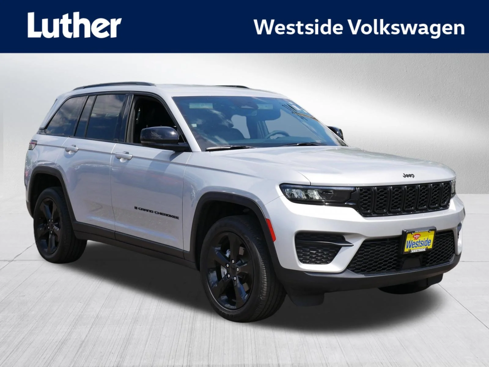 Used 2023 Silver Zynith Jeep Altitude image 1