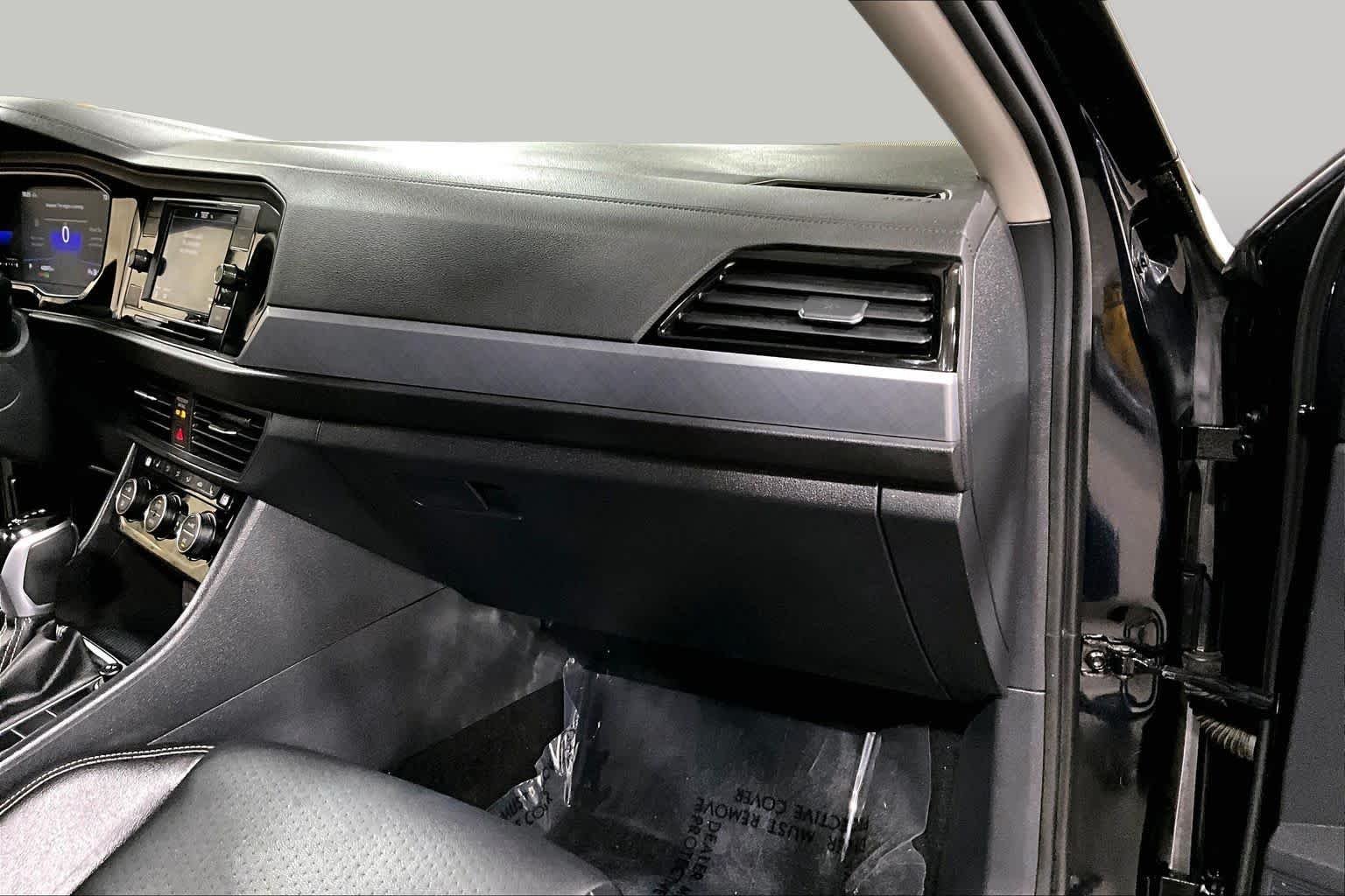 Used 2022 Deep Black Pearl Volkswagen SE image 19