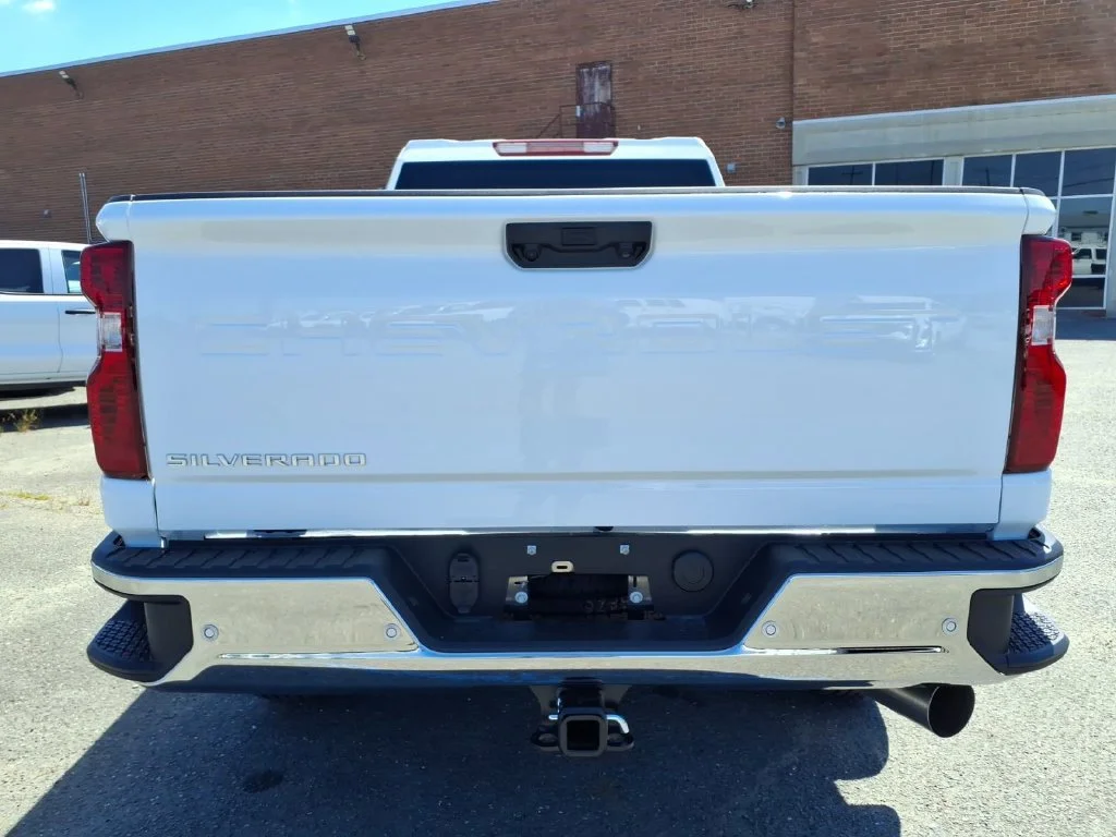 New 2026 Summit White Chevrolet WT image 25