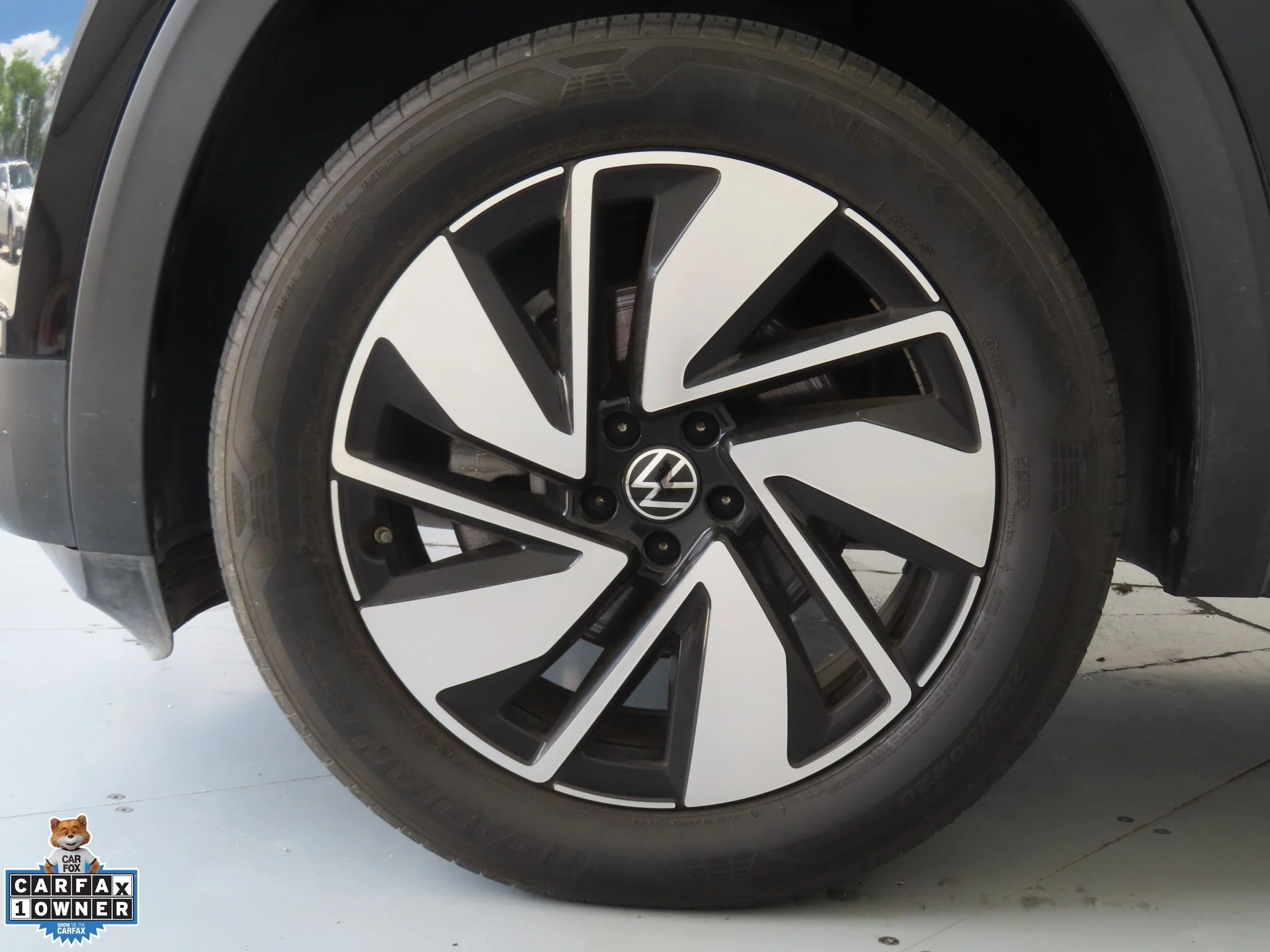 Used 2024 Black Volkswagen 2.0T SE w/Technology image 29