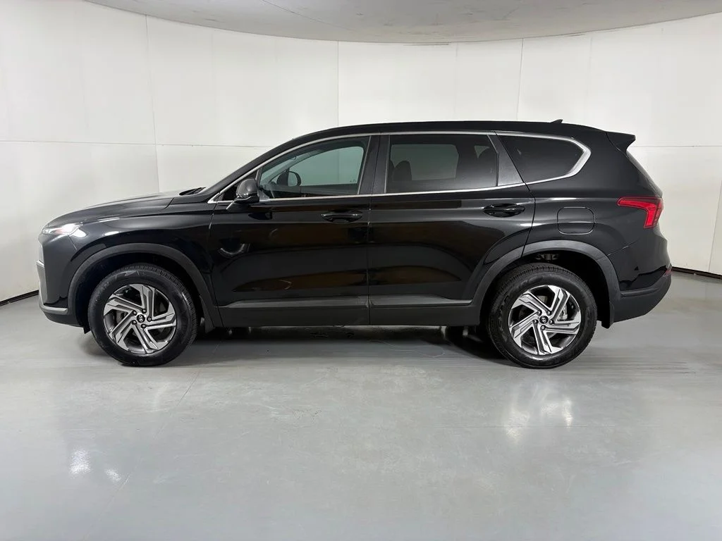 Used 2023 Black Hyundai SE image 5