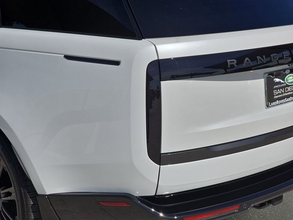 New 2026 Ostuni Pearl White LAND ROVER SE LWB 7-Seats / V8 image 37