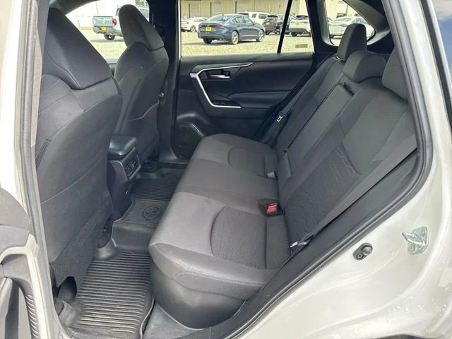 2024 Toyota RAV4 SE - Photo 16