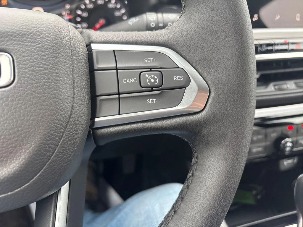 New 2026 Hydro Blue Pearlcoat Jeep Latitude Altitude image 23
