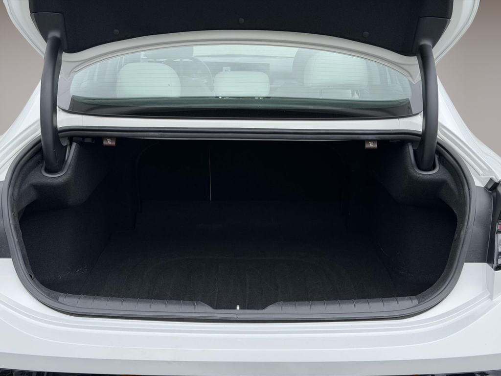 Used 2024 White Hyundai SEL image 13