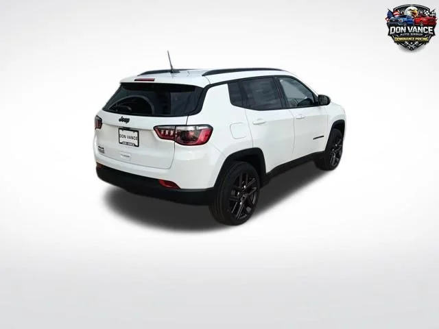 New 2026 Bright White Clearcoat Jeep Latitude image 5