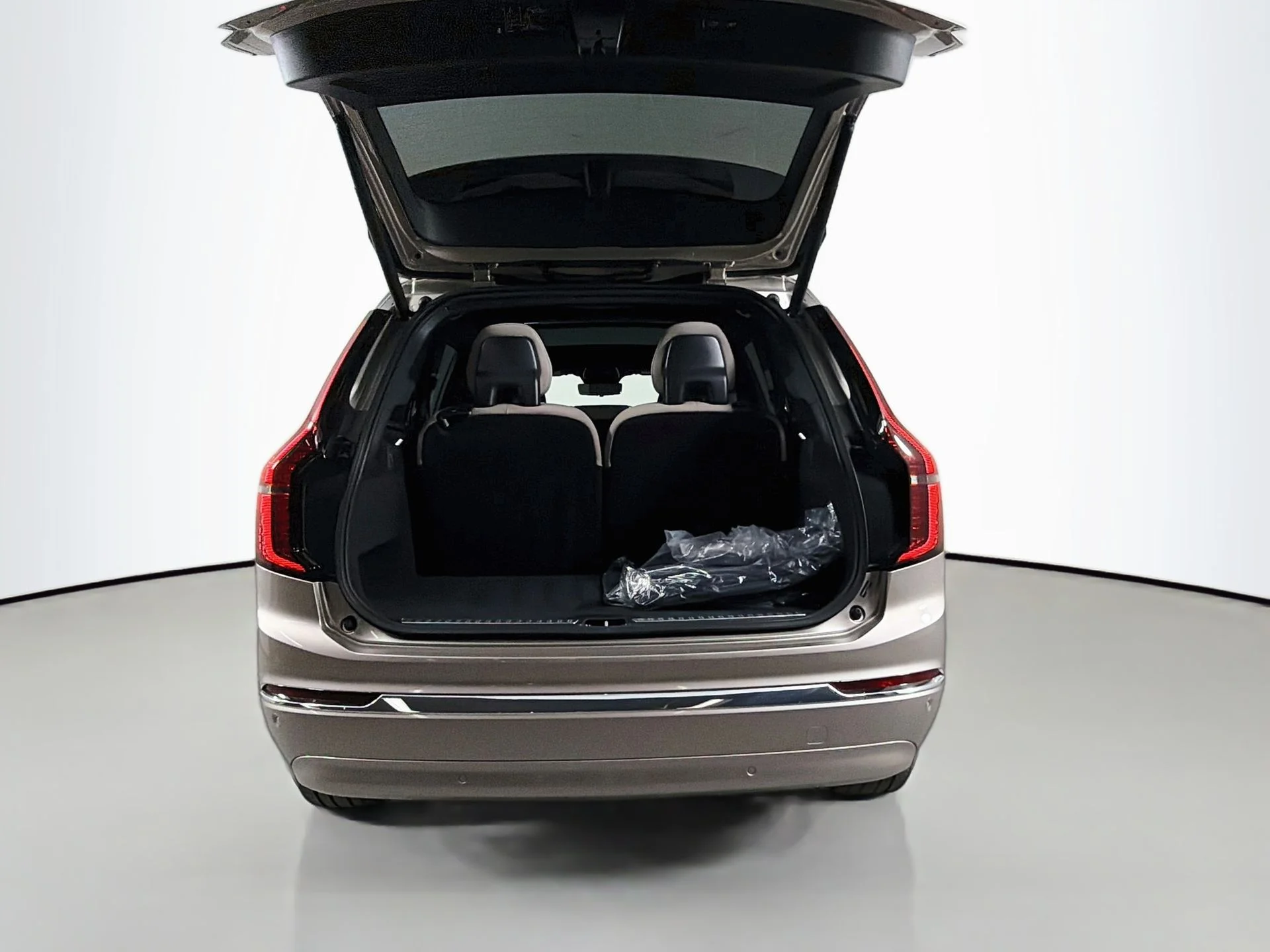 New 2026 Bright Dusk Volvo Plus image 26