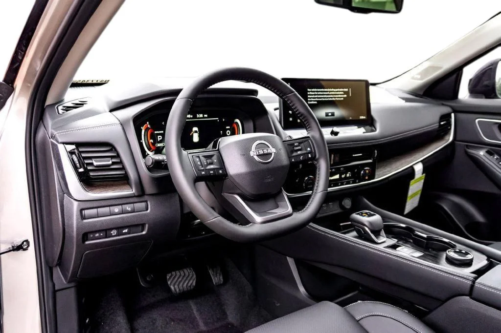 New 2026 Champagne Silver Metallic / Super Black Two-tone Nissan Platinum image 11
