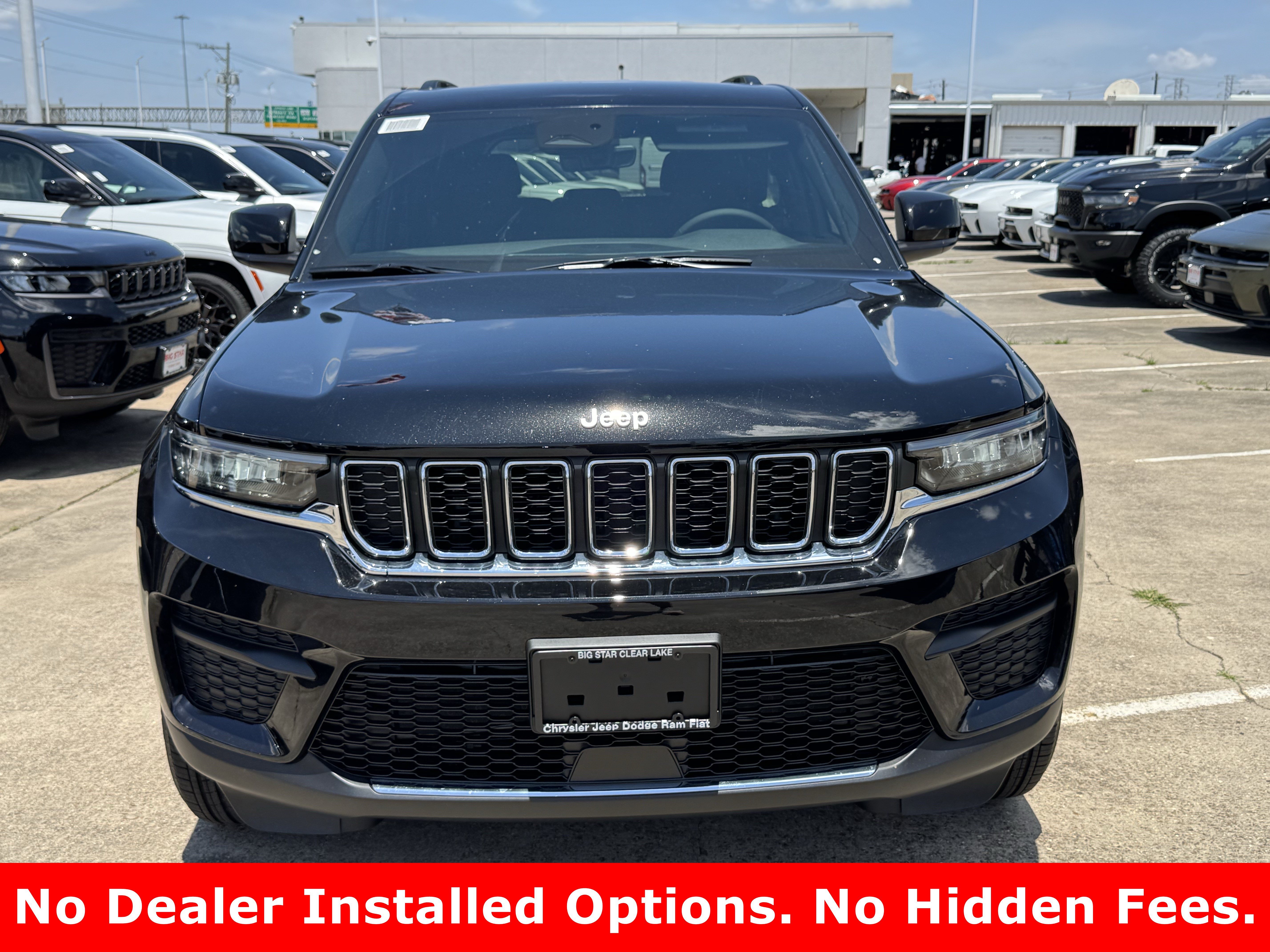 New 2026 Diamond Black Crystal Pearl-Coat Exterior Paint Jeep Laredo image 3