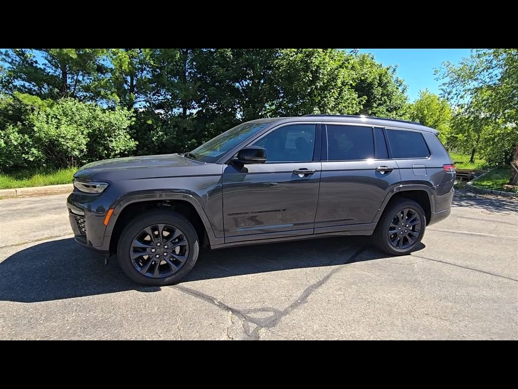 New 2026 Baltic Gray Metallic Clear-Coat Exterior Paint Jeep Limited Reserve image 4