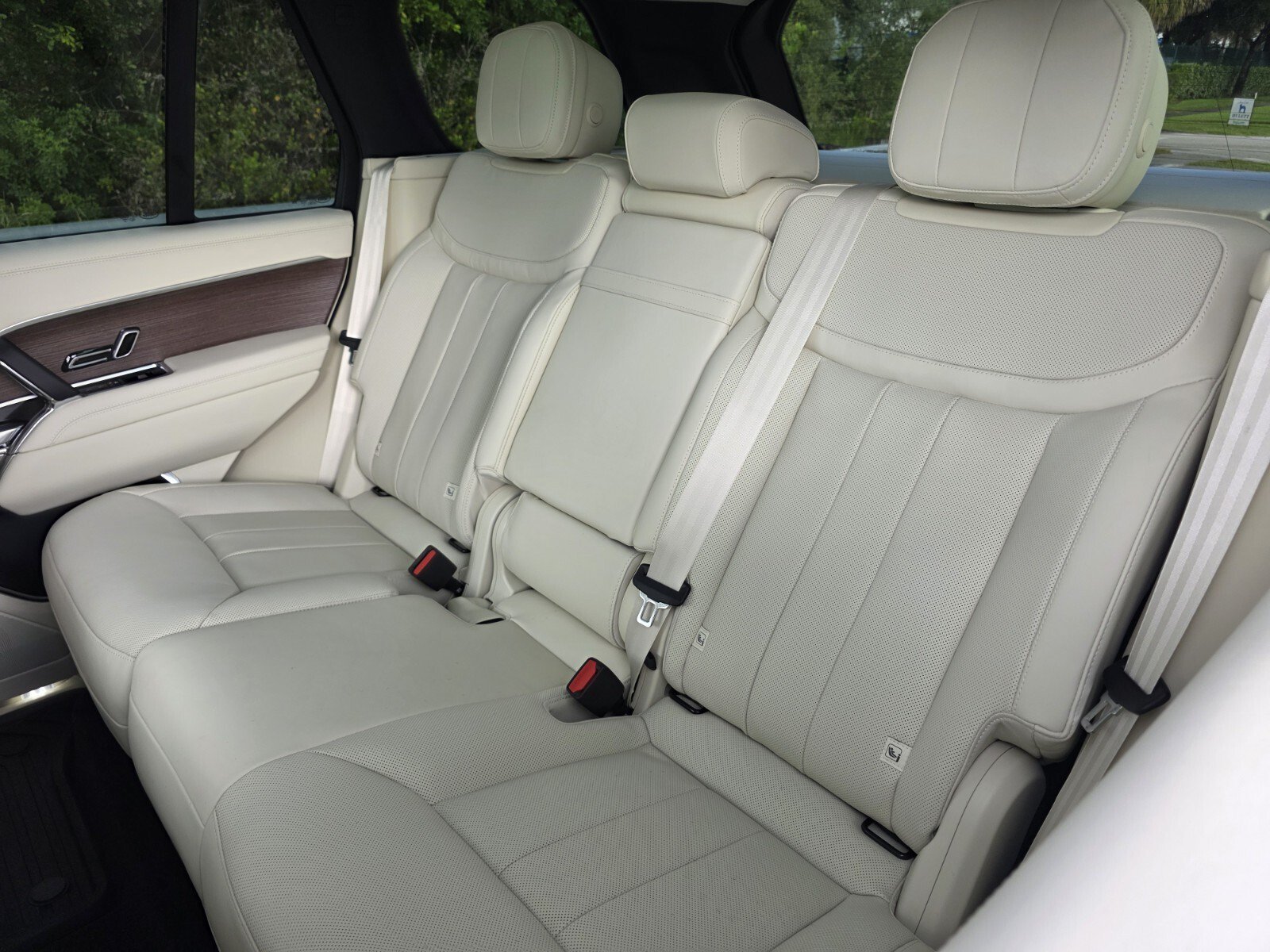 New 2027 Fuji White Land Rover P400 SE image 14