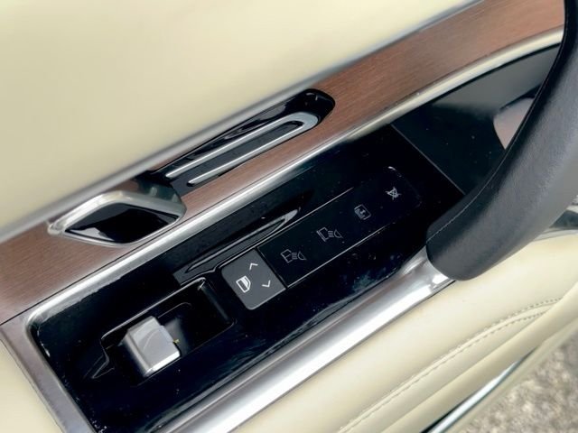 Used 2023 Fuji White Land Rover SE image 17