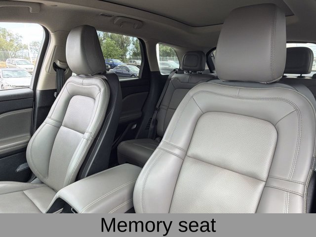 Used 2025 White Lincoln Reserve image 19