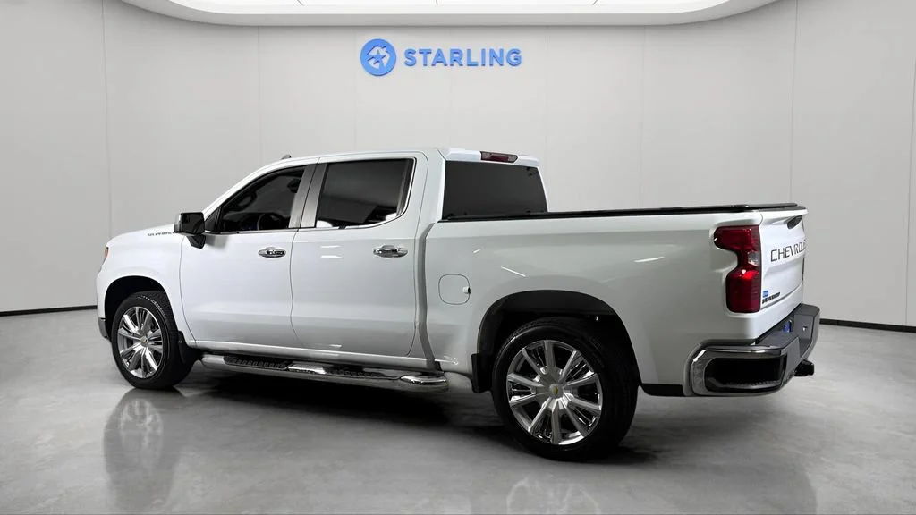 Used 2024 Summit White Chevrolet LT image 4