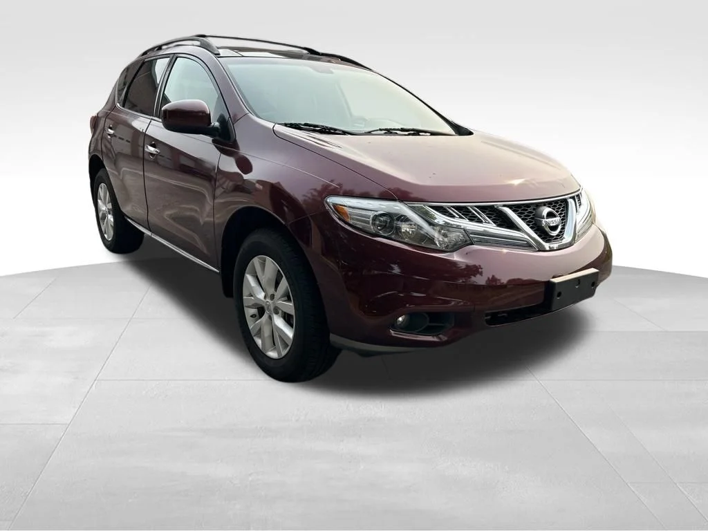 Used 2011 Red Nissan SL image 8