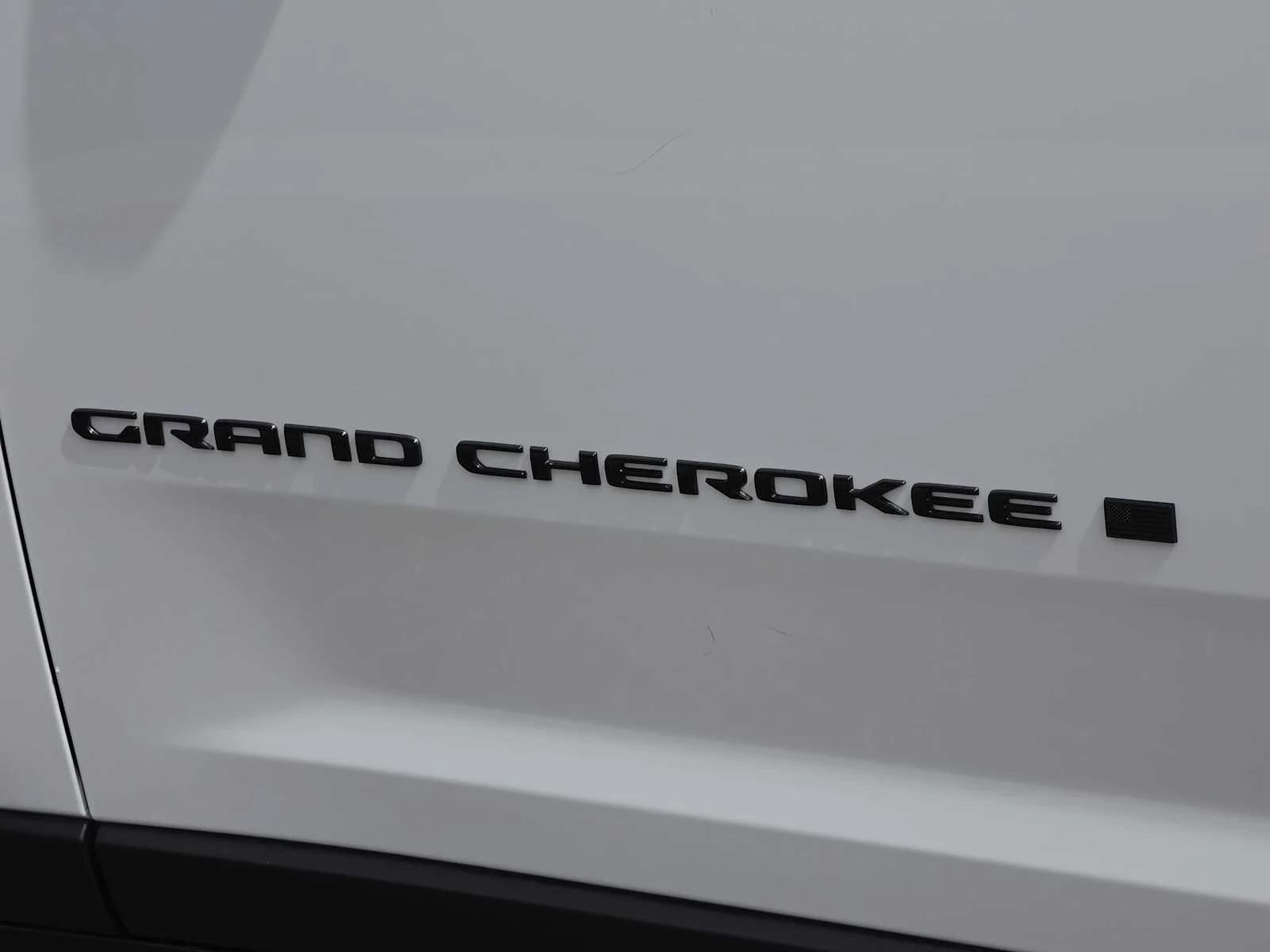 New 2026 Bright White Clear-Coat Exterior Paint Jeep Laredo Altitude image 11