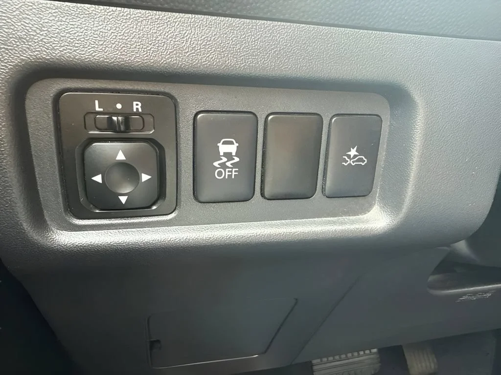 Used 2024  Mitsubishi ES image 19