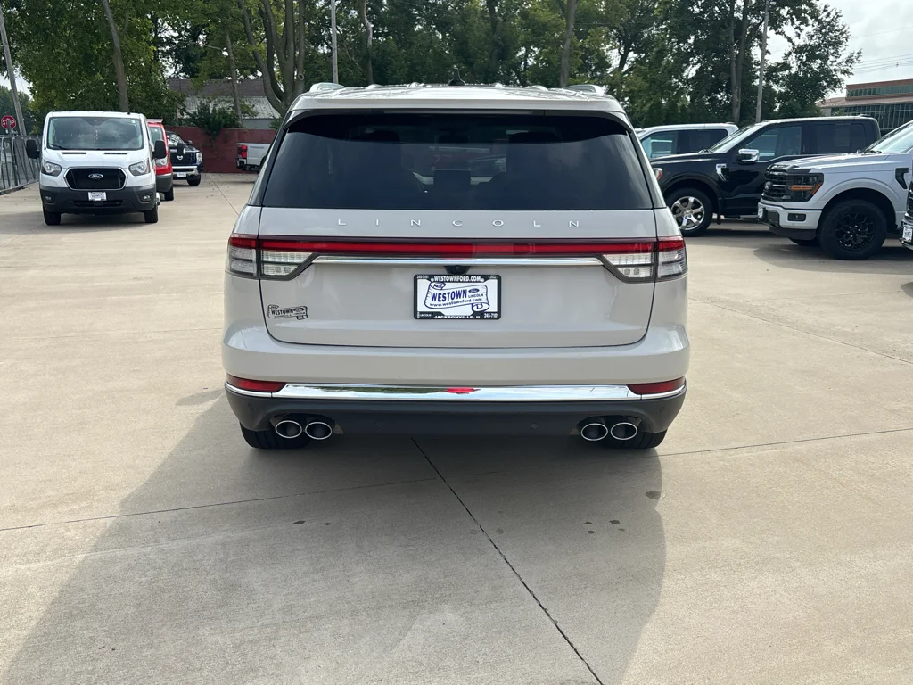 Used 2022 Ceramic Pearl Metallic Lincoln Reserve image 6