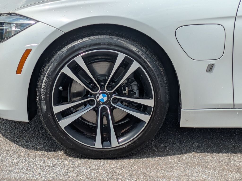 Used 2018 White BMW 330e iPerformance image 9