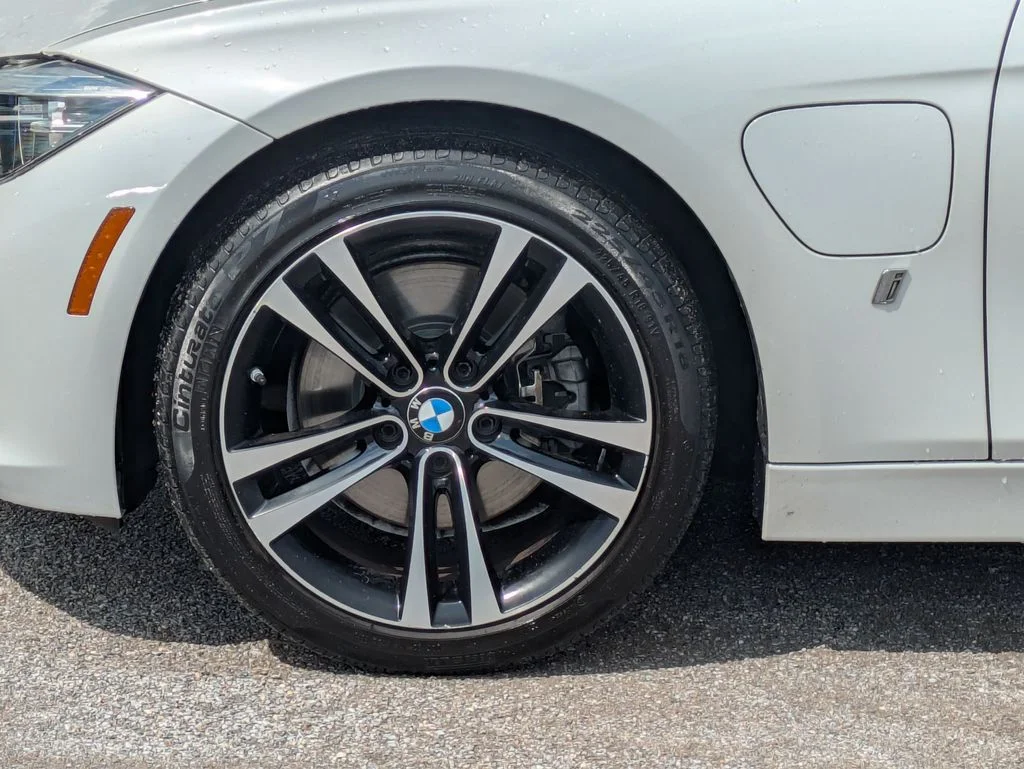 Used 2018 White BMW 330e iPerformance image 9