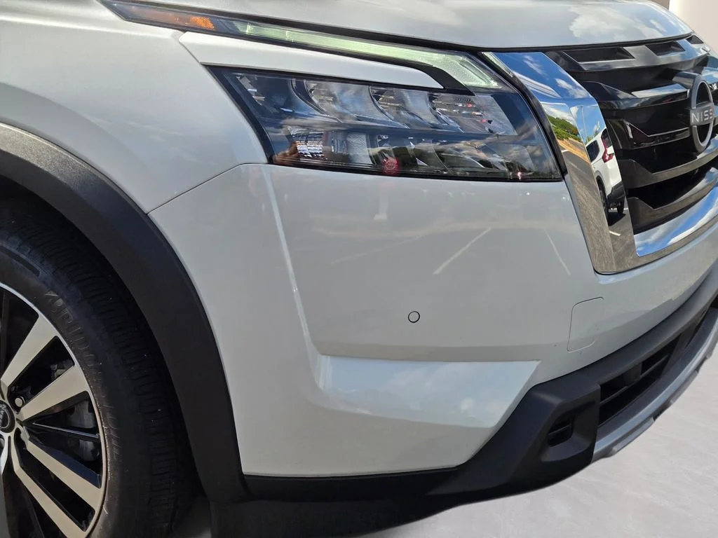 Used 2025 White Nissan Platinum image 2