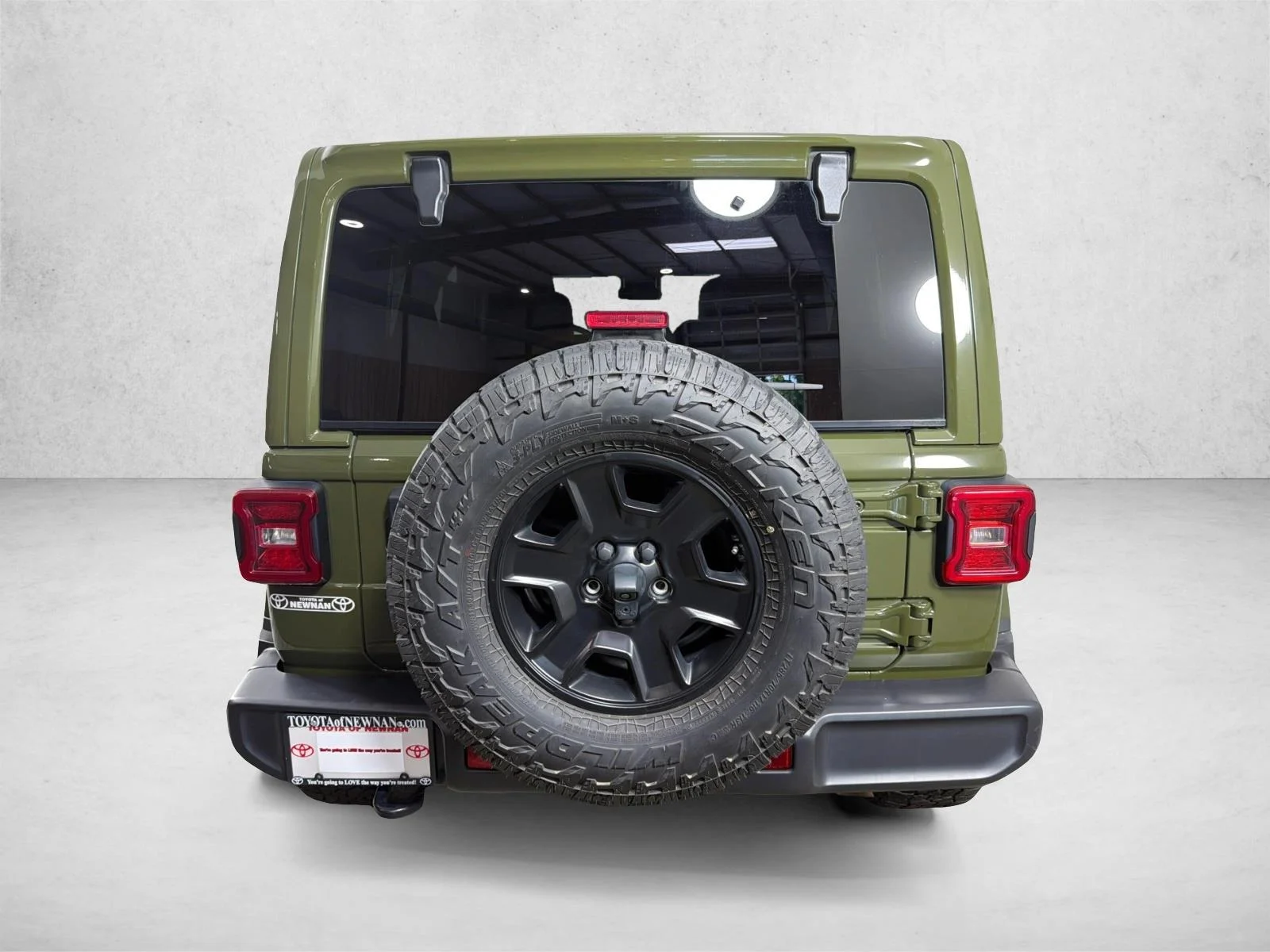 Used 2024 Green Jeep Sahara image 4