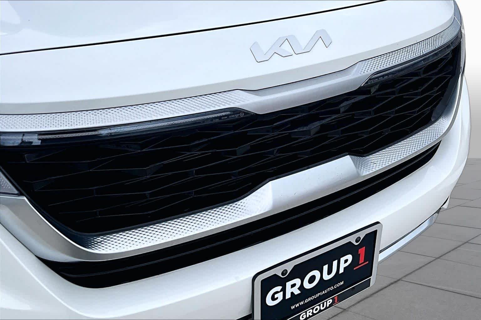 Used 2023 Snow White Pearl Kia S image 28