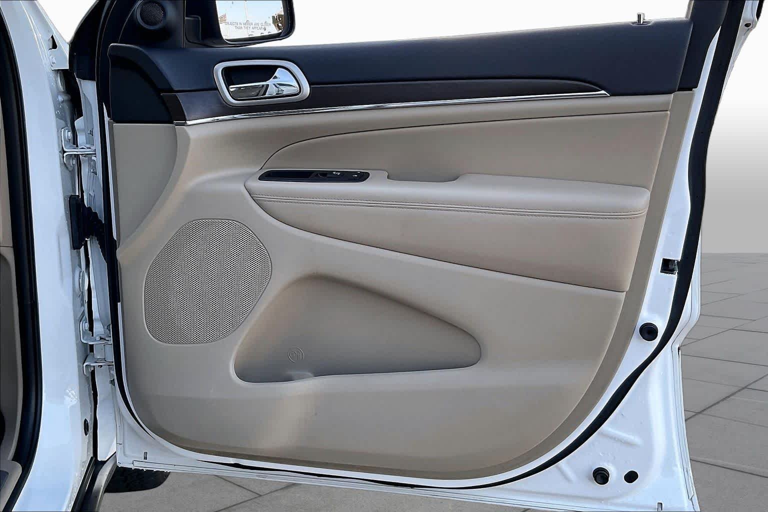Used 2016 Bright White Clearcoat Jeep Limited image 20