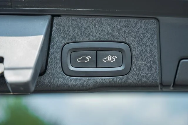 Used 2022 Denim Blue Volvo Momentum image 12