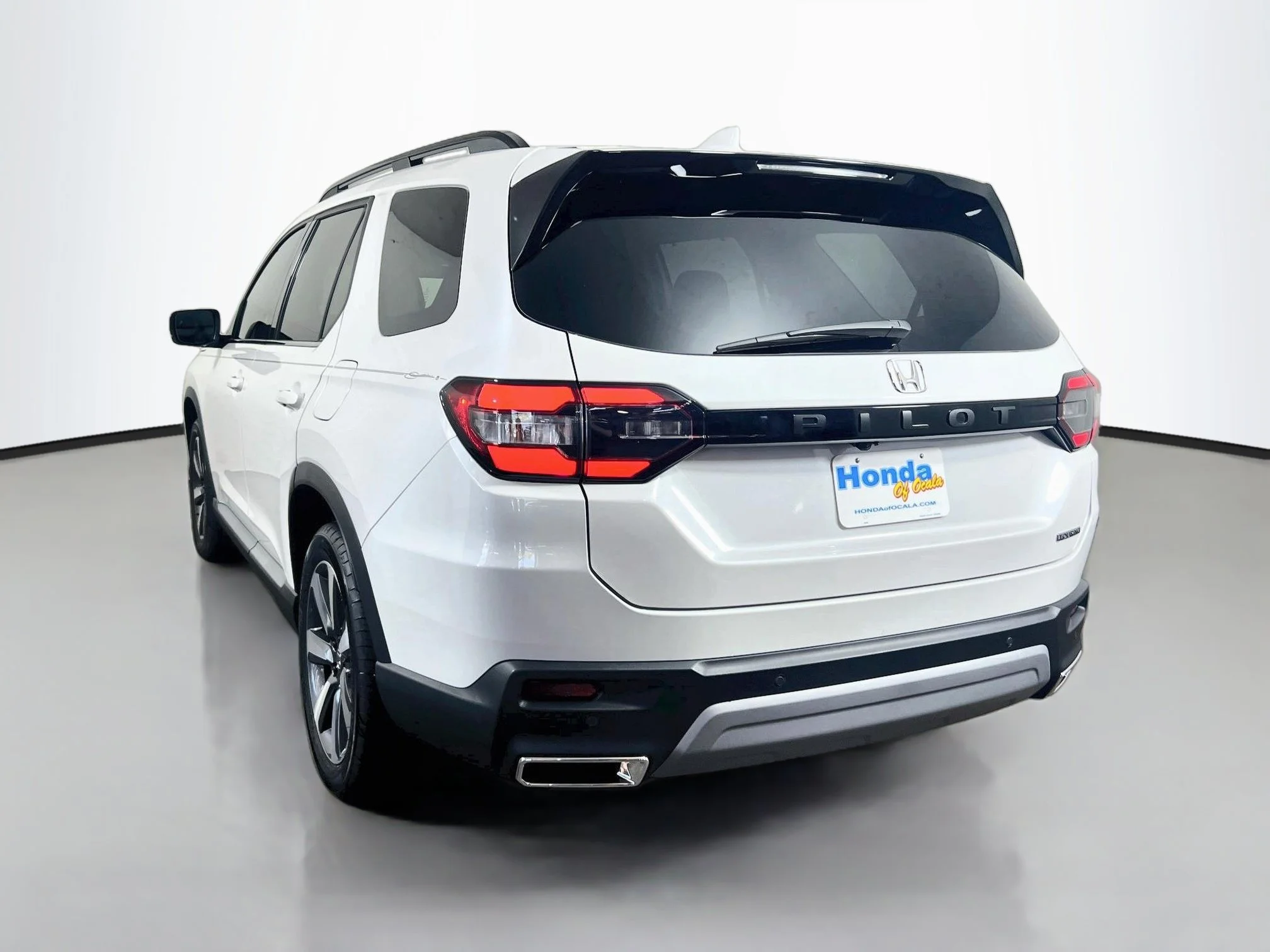 Certified Used 2025 Platinum White Pearl Honda 2WD Touring image 29