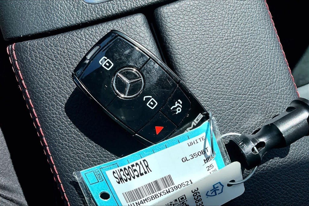 Used 2025 White Mercedes-Benz GLB 35 AMG® image 15