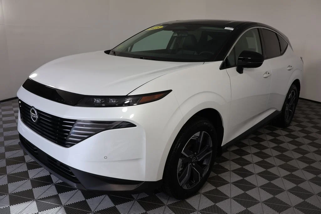 Used 2025 White Pearl Nissan SL image 4