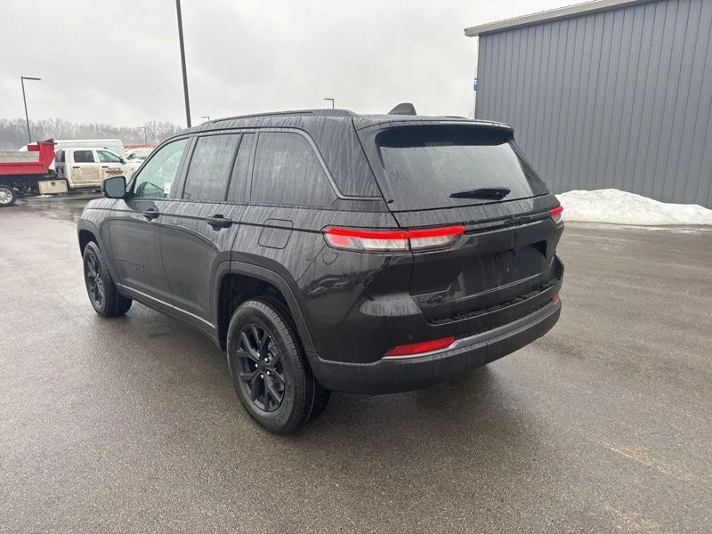 New 2026 Diamond Black Crystal Pearl-Coat Exterior Paint Jeep Laredo Altitude image 5