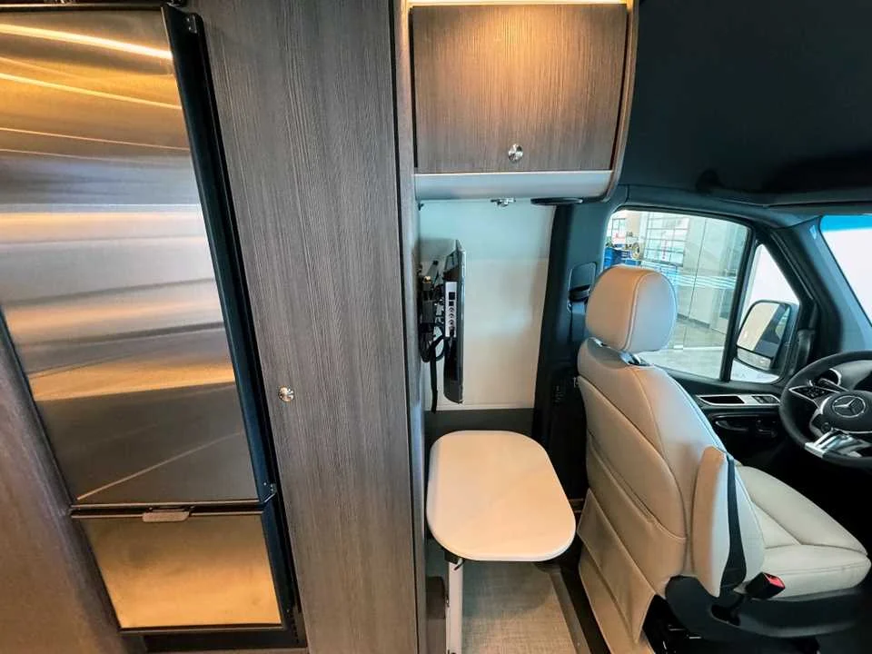 New 2025 Tenorite Gray Metallic AIRSTREAM  image 10