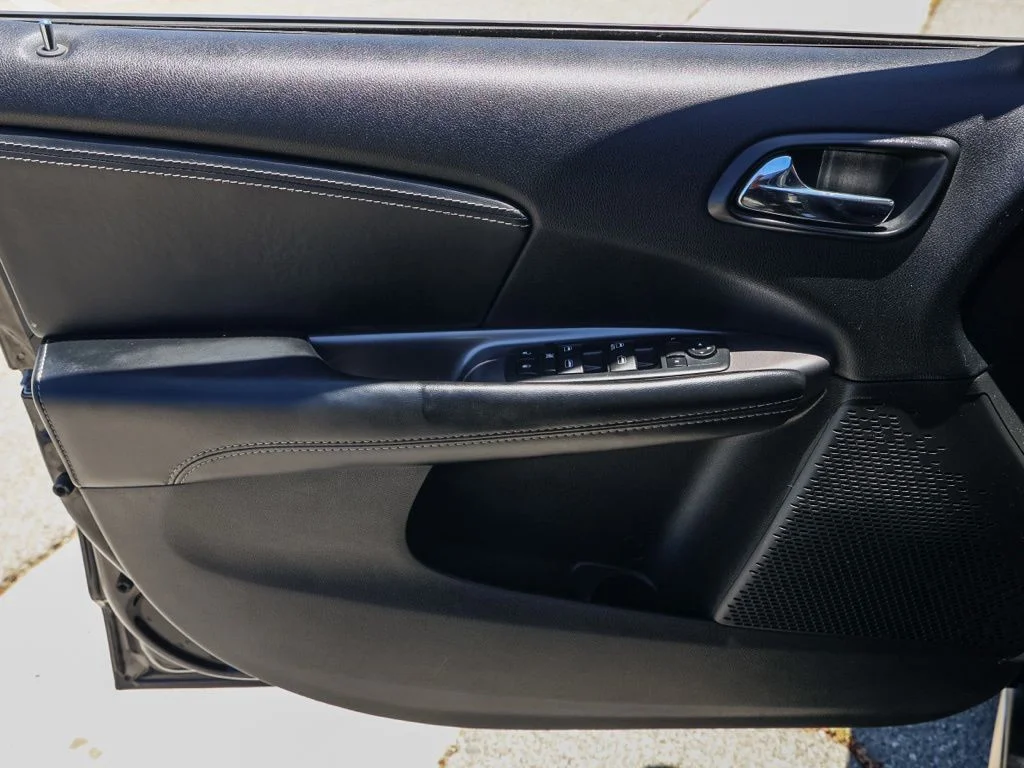 Used 2017 Black Dodge Crossroad image 22