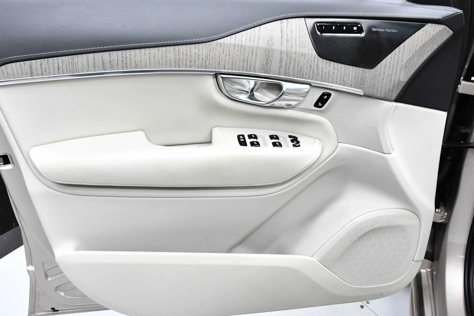 Used 2025 Bright Dusk Metallic Volvo Ultra image 14