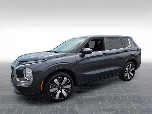 Used 2025 Gray Mitsubishi SE image 3